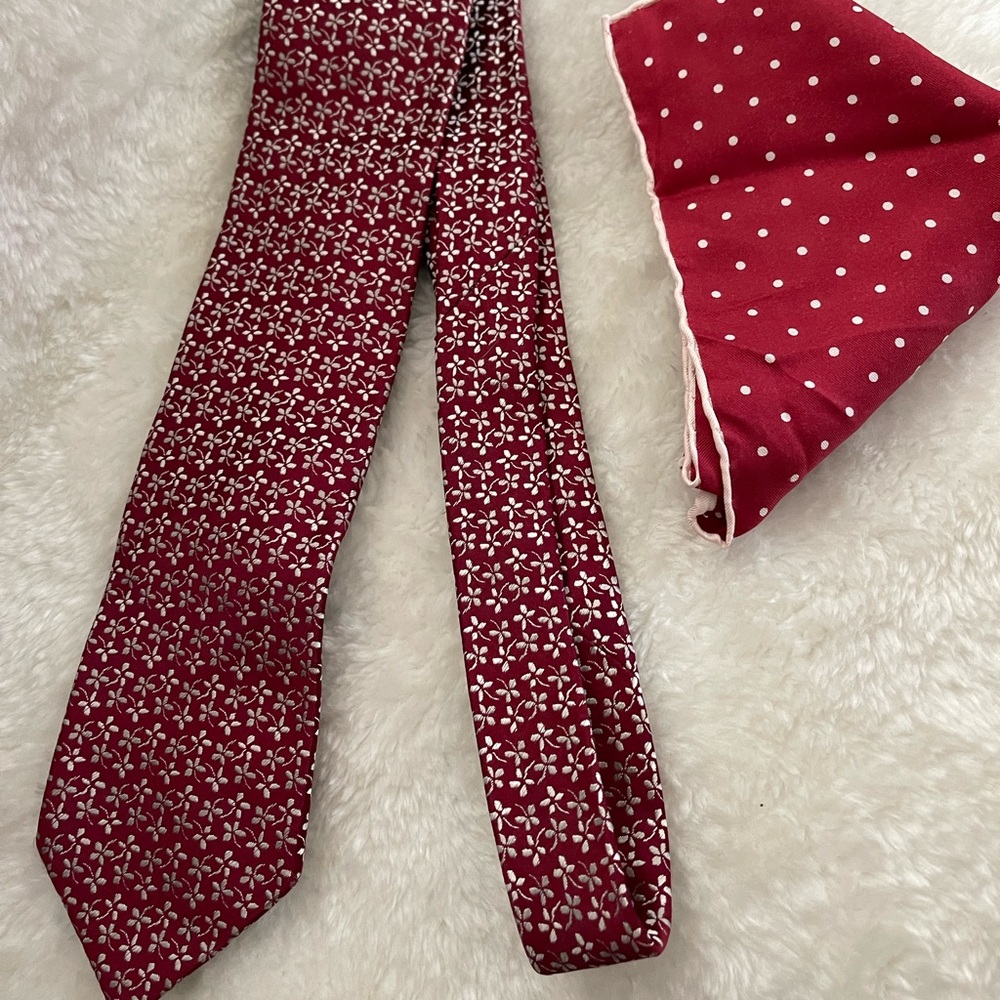 VAKKO 100% silk tie with pocket hankie
